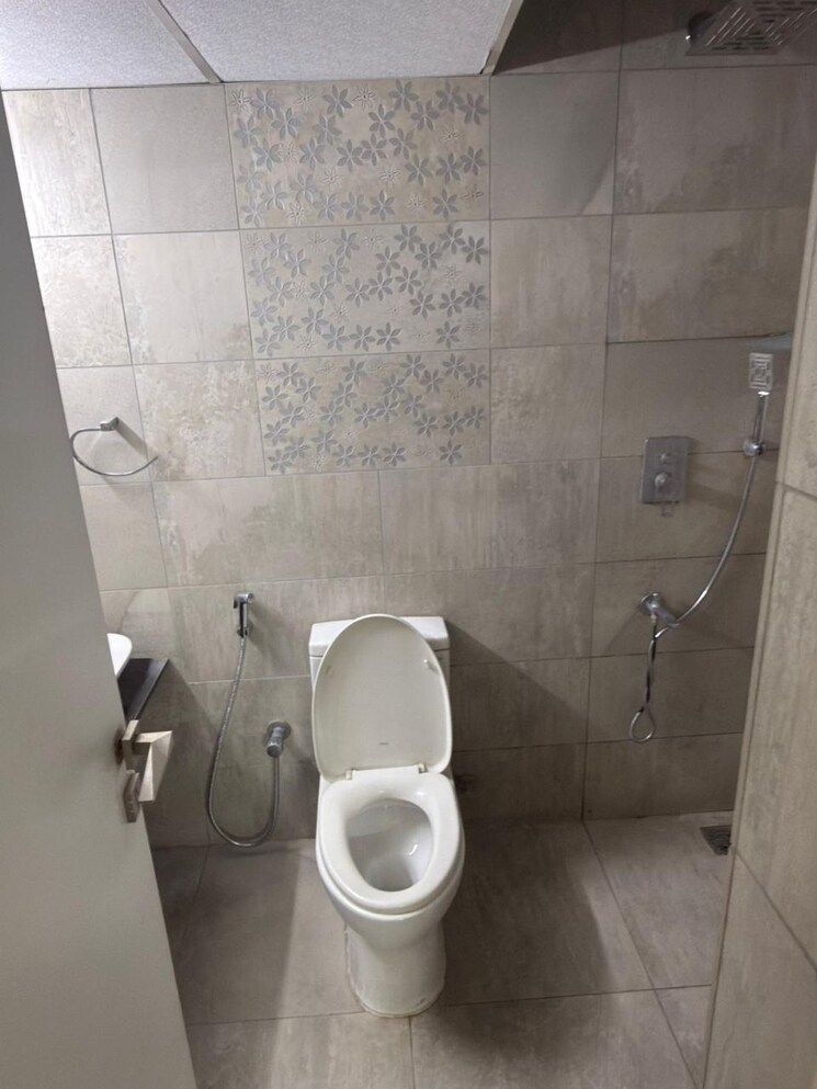 Bathroom, mantri-greens 3.5 Bedroom 2500 Sq.Ft. Apartment In Seshadripuram Bangalore 9606043