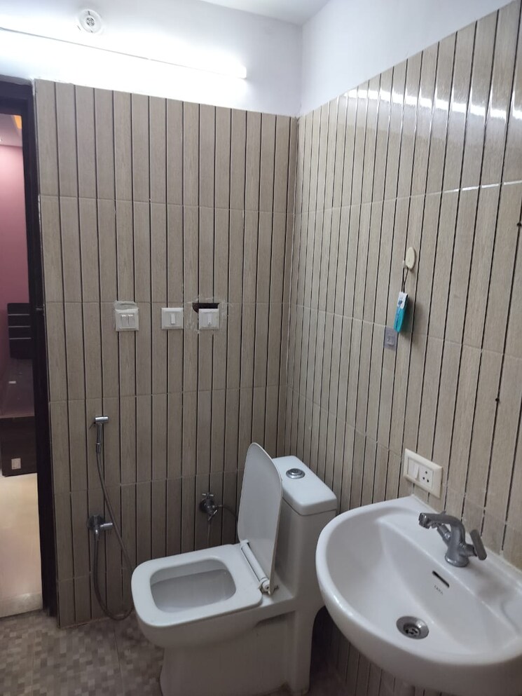 Bathroom, vineet khand Pg For Boys & Girls In Vineet Khand 9606033