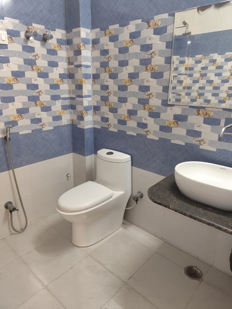 Bathroom, sector 44 3 Bedroom 250 Sq.Yd. Independent House In Sector 44 Noida 9606065