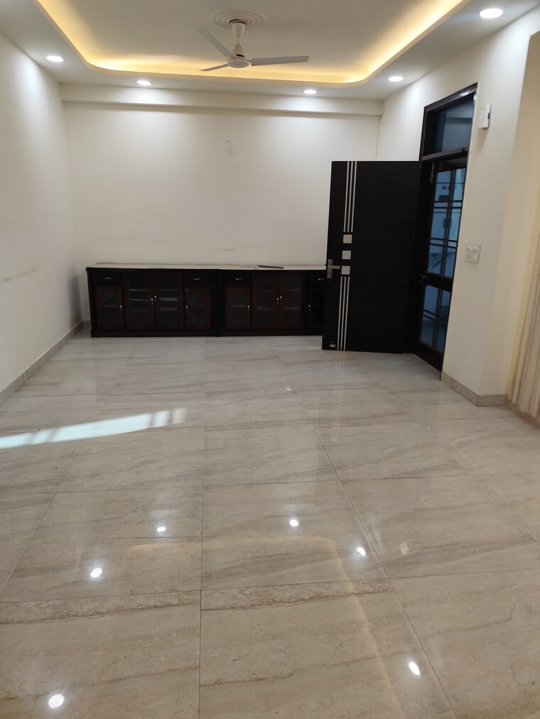 Room, sector 44 3 Bedroom 250 Sq.Yd. Independent House In Sector 44 Noida 9606065