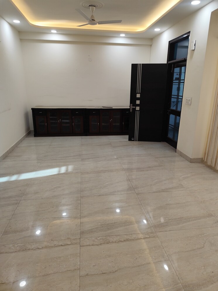 Room, sector 44 3 Bedroom 250 Sq.Yd. Independent House In Sector 44 Noida 9606065