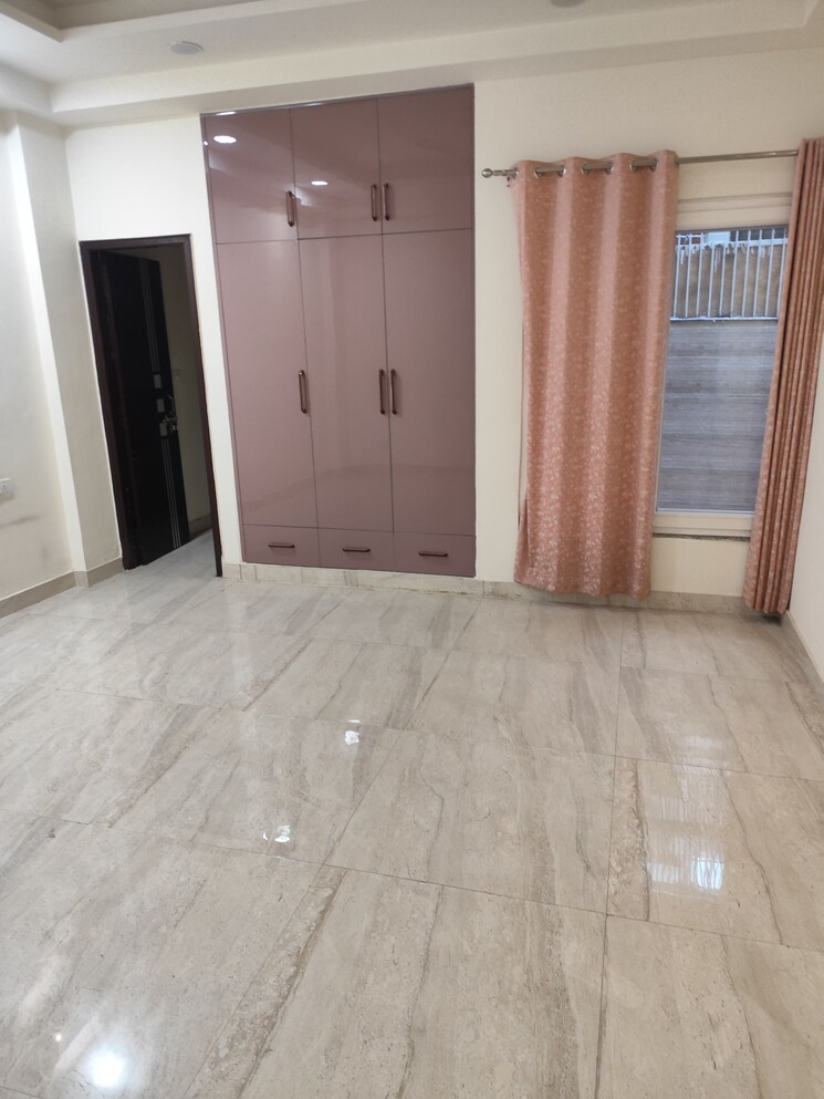 Room, sector 44 3 Bedroom 250 Sq.Yd. Independent House In Sector 44 Noida 9606065