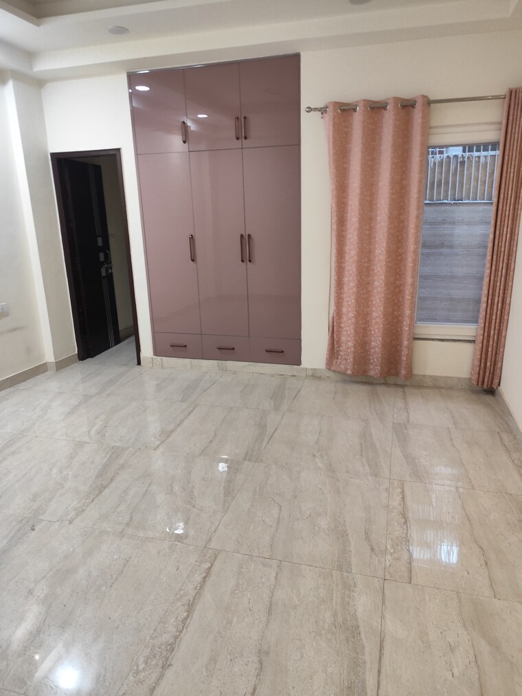 Room, sector 44 3 Bedroom 250 Sq.Yd. Independent House In Sector 44 Noida 9606065