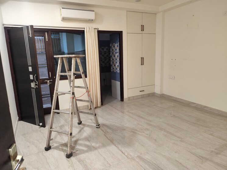 Room, sector 44 3 Bedroom 250 Sq.Yd. Independent House In Sector 44 Noida 9606065