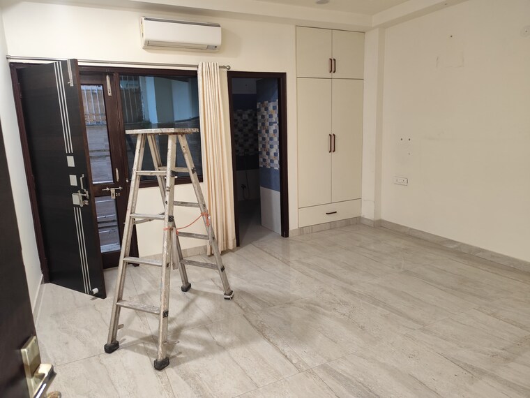 Room, sector 44 3 Bedroom 250 Sq.Yd. Independent House In Sector 44 Noida 9606065