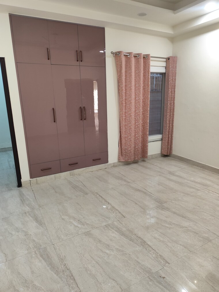 Room, sector 44 3 Bedroom 250 Sq.Yd. Independent House In Sector 44 Noida 9606065