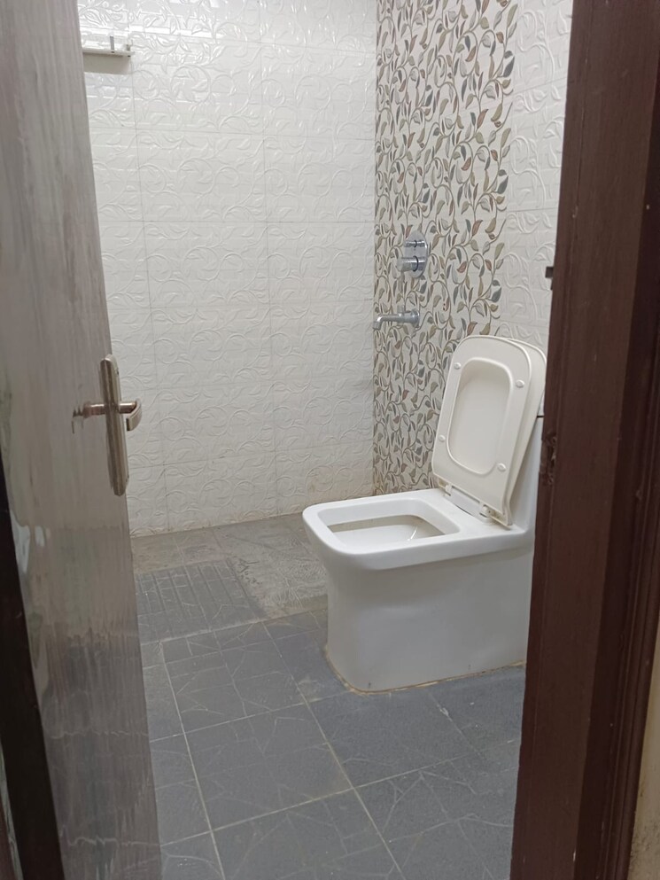 Bathroom, lajpat nagar 4 2 Bedroom 1098 Sq.Ft. Builder Floor In Lajpat Nagar 4 Delhi 9605981