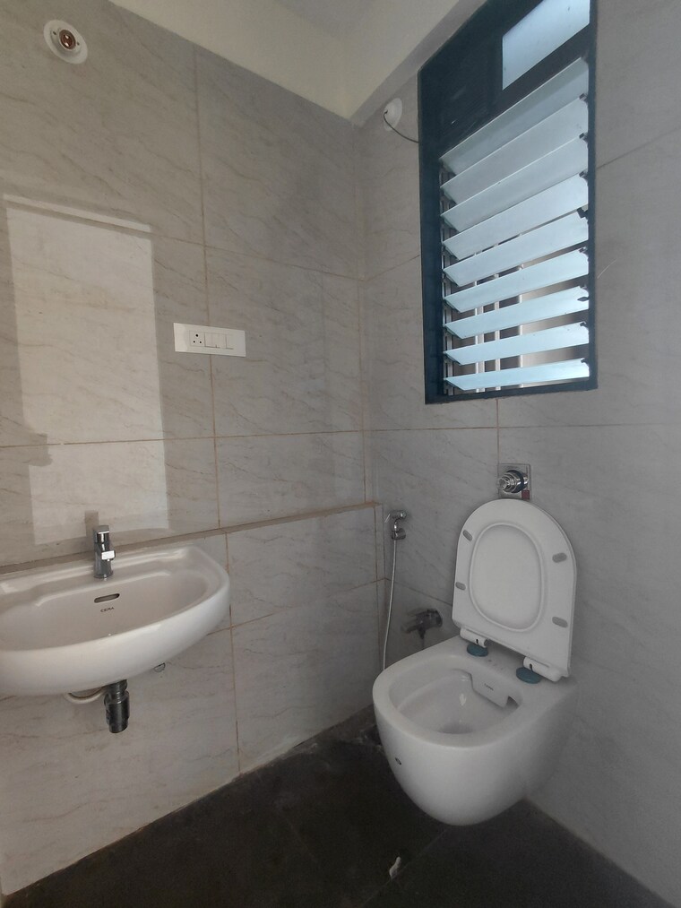 Bathroom, chandak-34-park-estate 2 Bedroom 617 Sq.Ft. Apartment In Goregaon West Mumbai 9606256