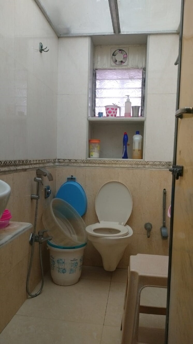 Bathroom, bandra west 1 Bedroom 500 Sq.Ft. Apartment In Bandra West Mumbai 9604466