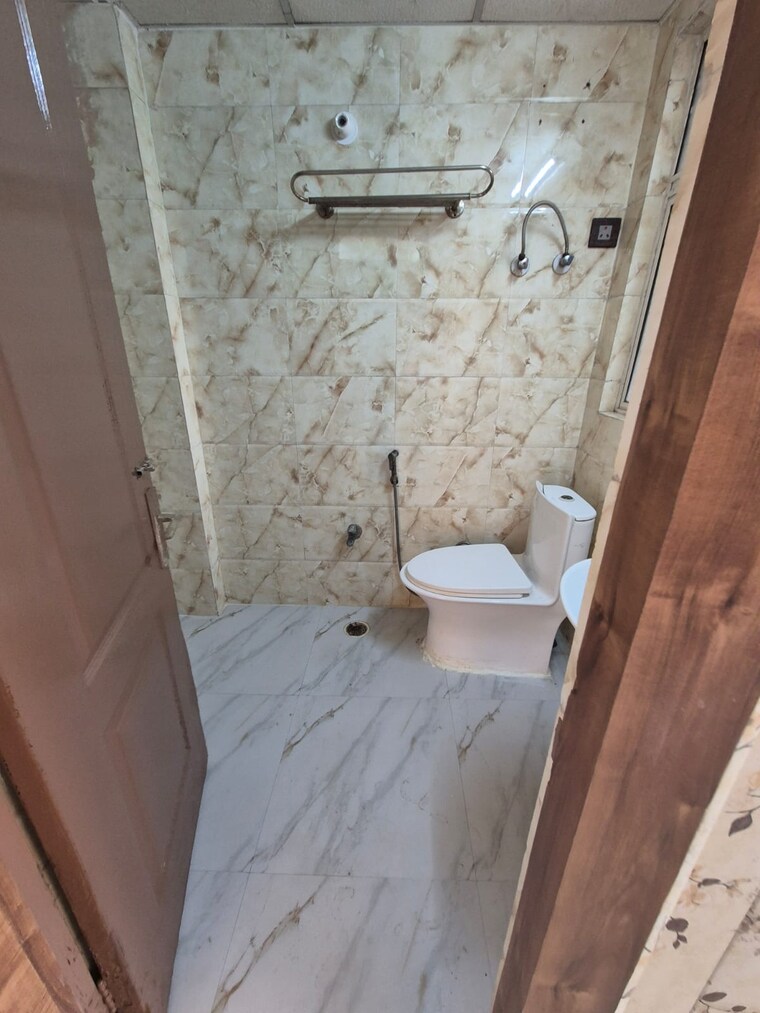 Bathroom, amrapali-princely-estate 2 Bedroom 1015 Sq.Ft. Apartment In Sector 76 Noida 9606309