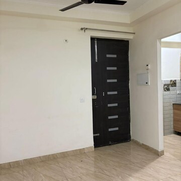 Room in 2 BHK Apartment at Gaur City 7th Avenue, Sector 4 Greater Noida – for Rent