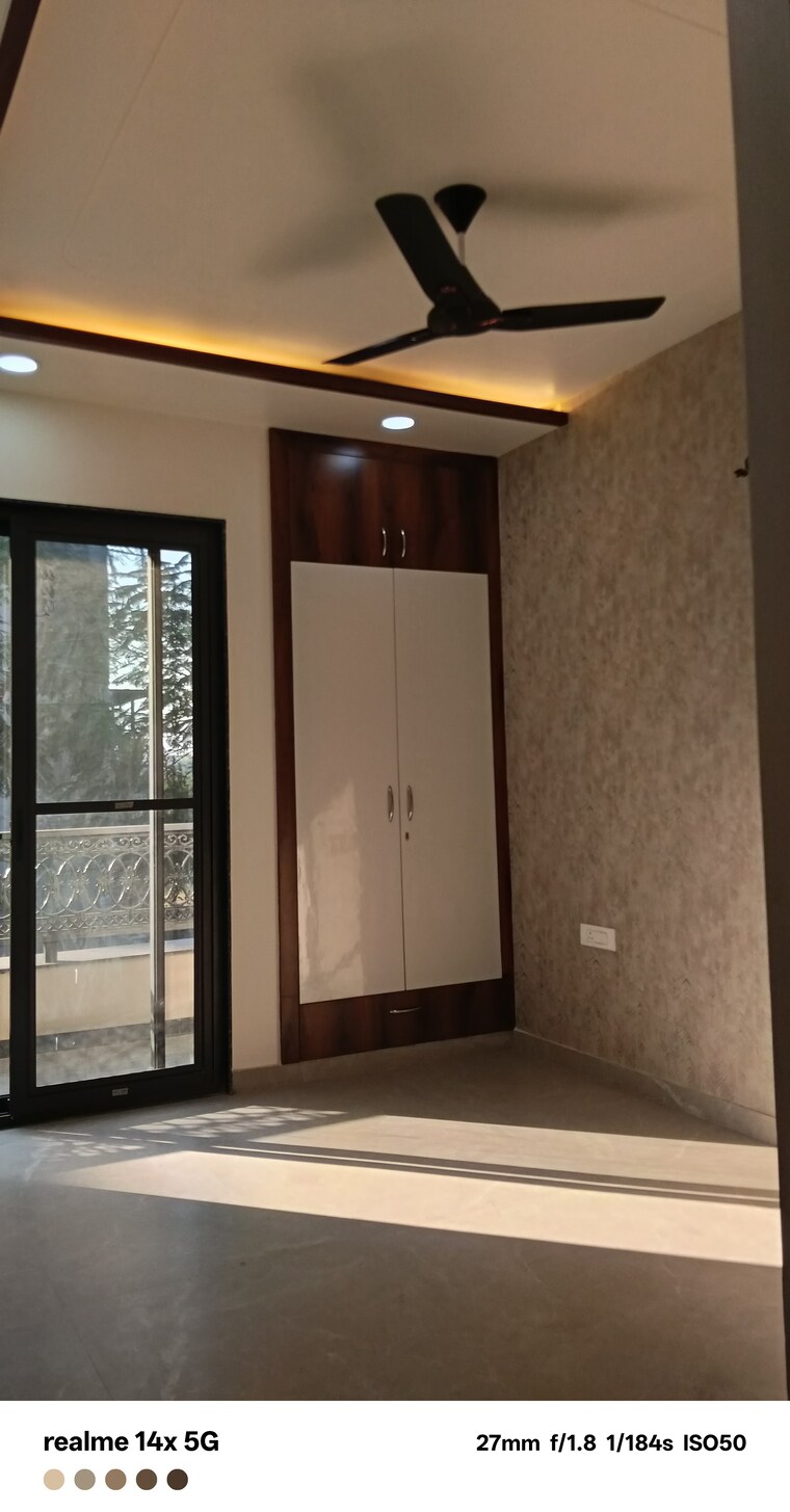 Room, parklands 3 Bedroom 180 Sq.Yd. Builder Floor In Sector 85 Faridabad 9606603