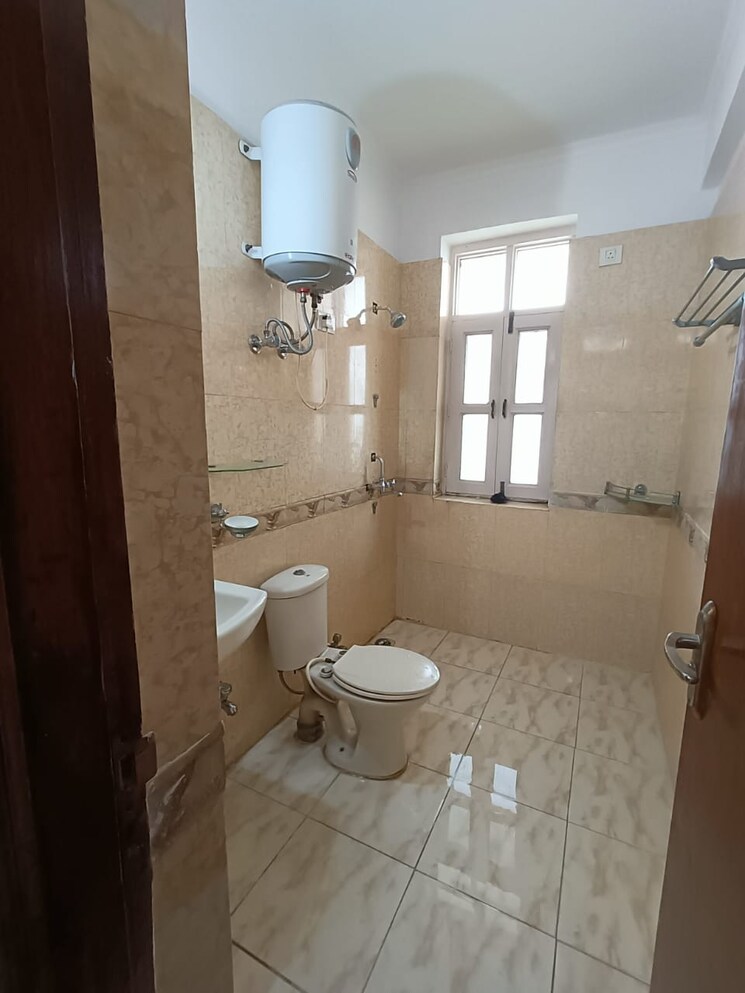 Bathroom, south-city-arcade 3 Bedroom 200 Sq.Ft. Apartment In Sector 41 Gurgaon 9606679