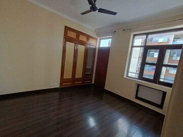 Room in 3 BHK Apartment at South City Arcade, Sector 41 – for Sale