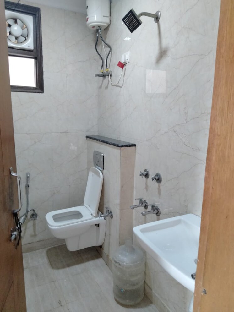 Bathroom, shivalik colony 1 Bedroom 500 Sq.Ft. Builder Floor In Shivalik Colony Delhi 9606724