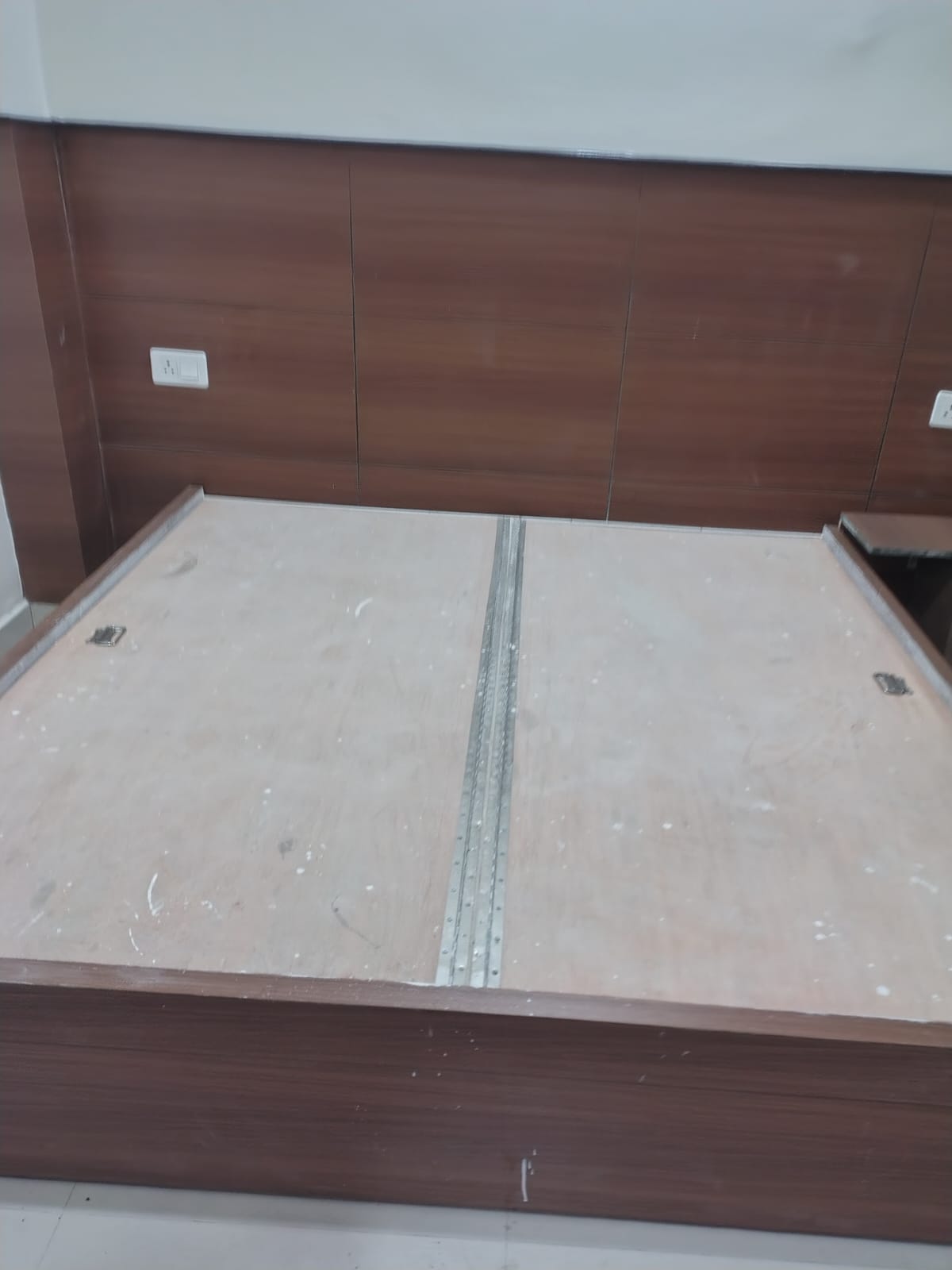 1 Rk  222 Sq.Ft. Penthouse in Unitech South City 1