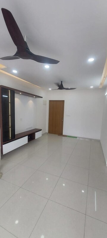 Room in 3 BHK Apartment at Century Breeze, Jakkuru – for Rent