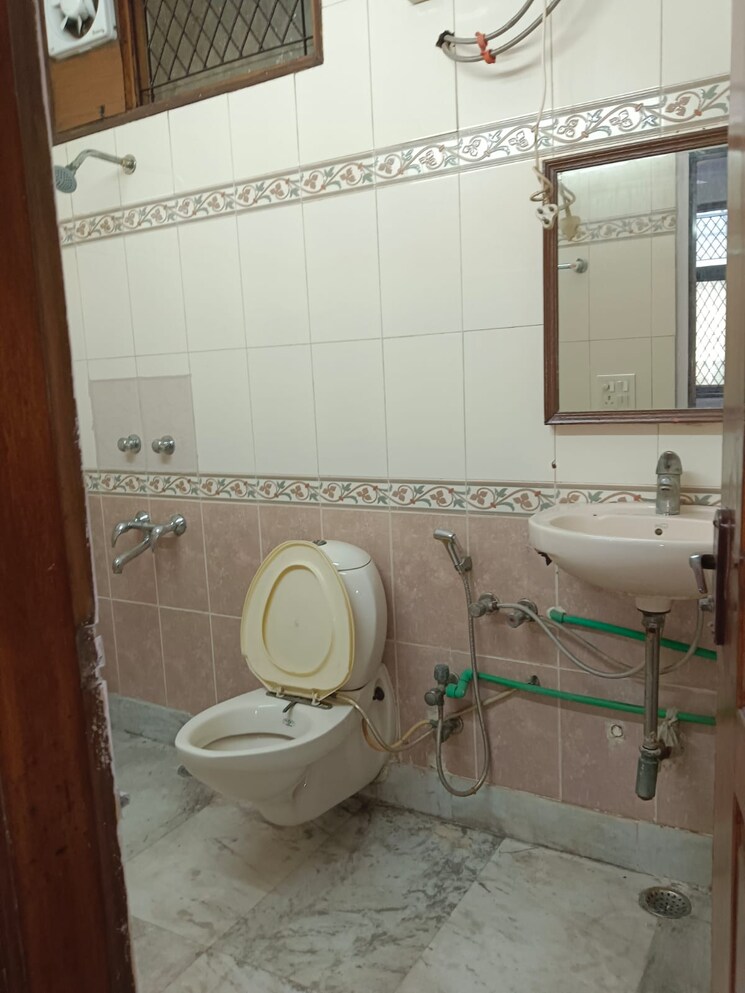 Bathroom, lajpat nagar 4 2 Bedroom 1087 Sq.Ft. Builder Floor In Lajpat Nagar 4 Delhi 9606872