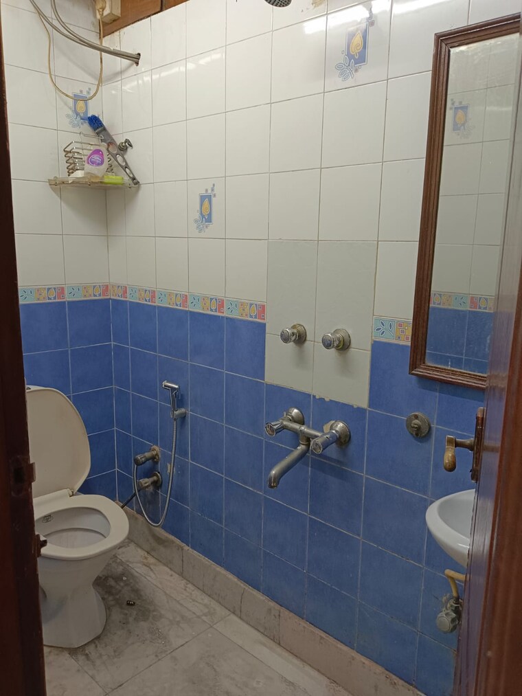 Bathroom, lajpat nagar 4 2 Bedroom 1087 Sq.Ft. Builder Floor In Lajpat Nagar 4 Delhi 9606872