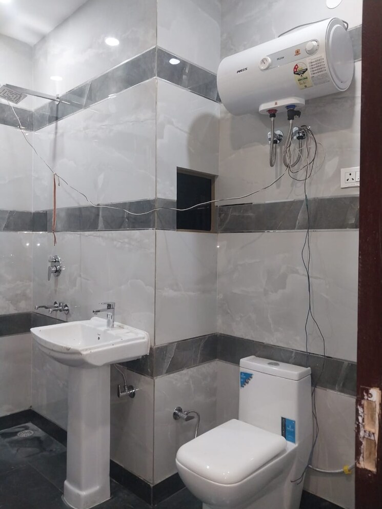 Attached Bathroom, paschim vihar 1 Bedroom 800 Sq.Ft. Apartment In Paschim Vihar Delhi 9606898