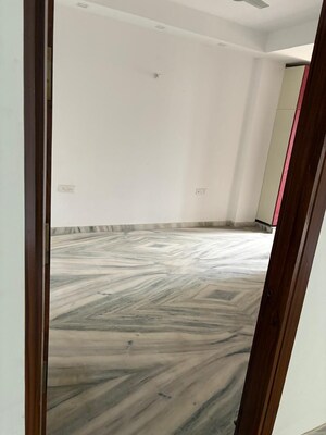 Room in 3 BHK Builder Floor at Sushant Lok 2, Sector 57 – for Rent