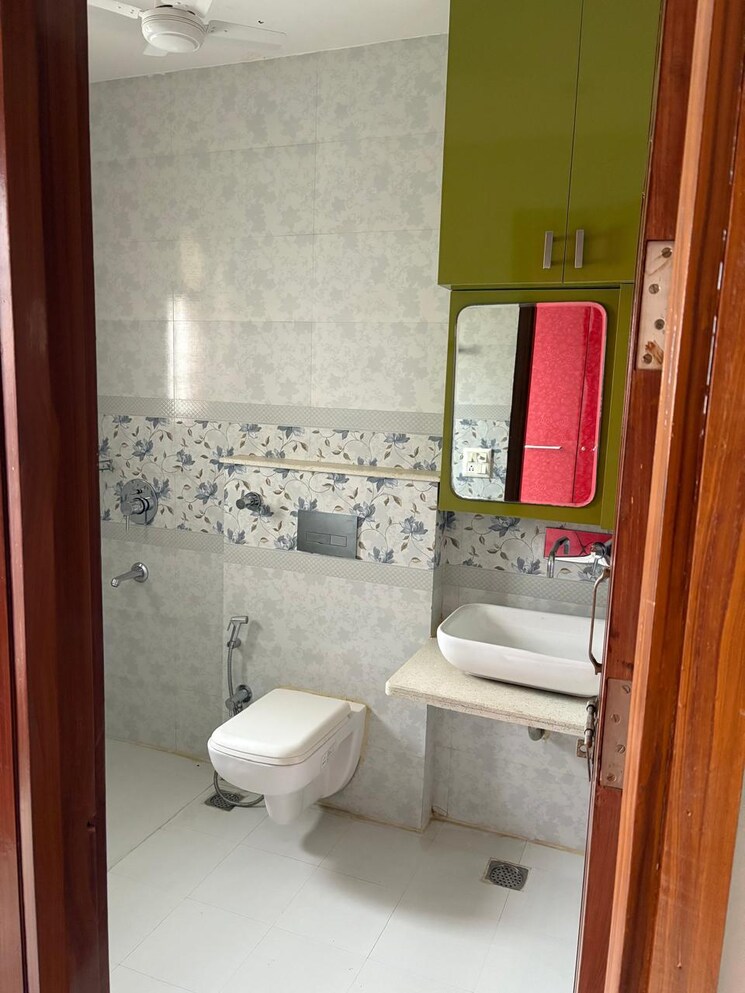 Bathroom, sushant-lok-2 3 Bedroom 1800 Sq.Ft. Builder Floor In Sector 57 Gurgaon 9606971