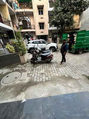 Parking in 1 BHK Builder Floor at Rohini Sector 7 – for Sale