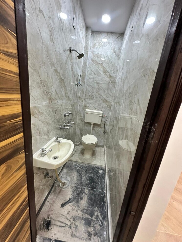 Bathroom, rohini sector 7 1 Bedroom 26 Sq.Mt. Builder Floor In Rohini Sector 7 Delhi 9606491