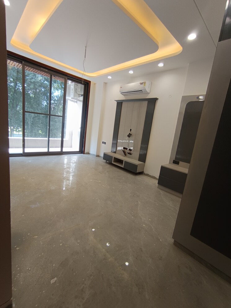 Room, puri-aman-vilas 4 Bedroom 350 Sq.Yd. Builder Floor In Sector 89 Faridabad 9607057