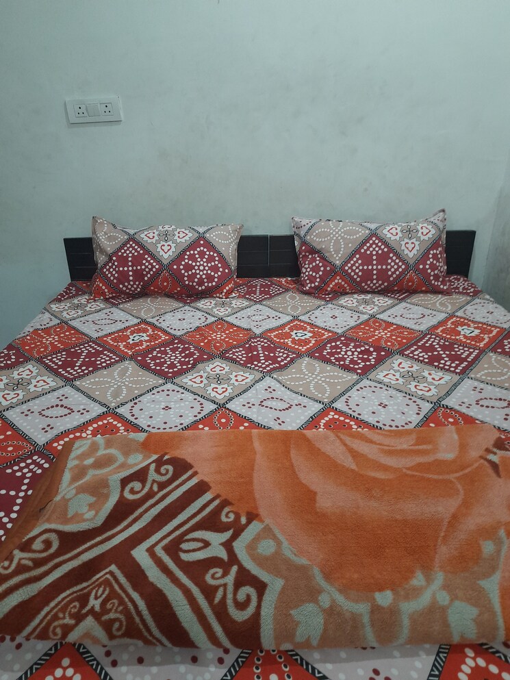 Room, sector 63a Pg For Boys & Girls In Sector 63a 9607247