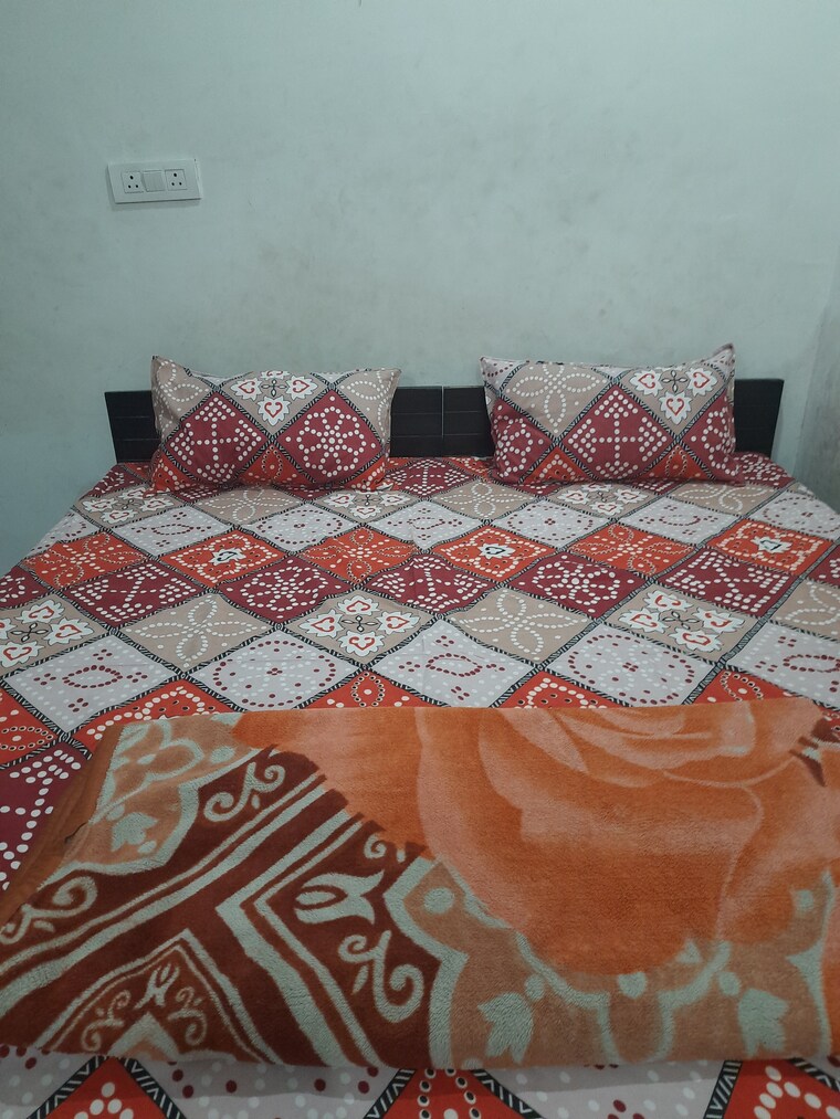 Room, sector 63a Pg For Boys & Girls In Sector 63a 9607247