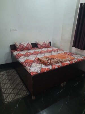 Room in  Pg at Sector 63a – for Rent