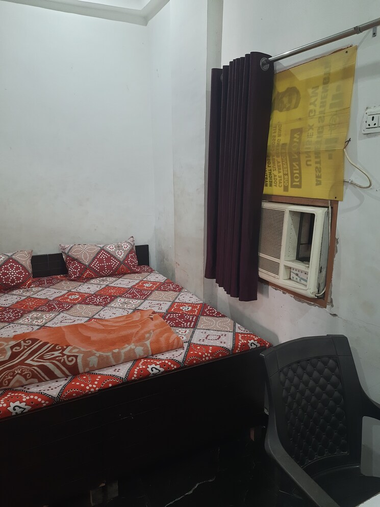 Room, sector 63a Pg For Boys & Girls In Sector 63a 9607247