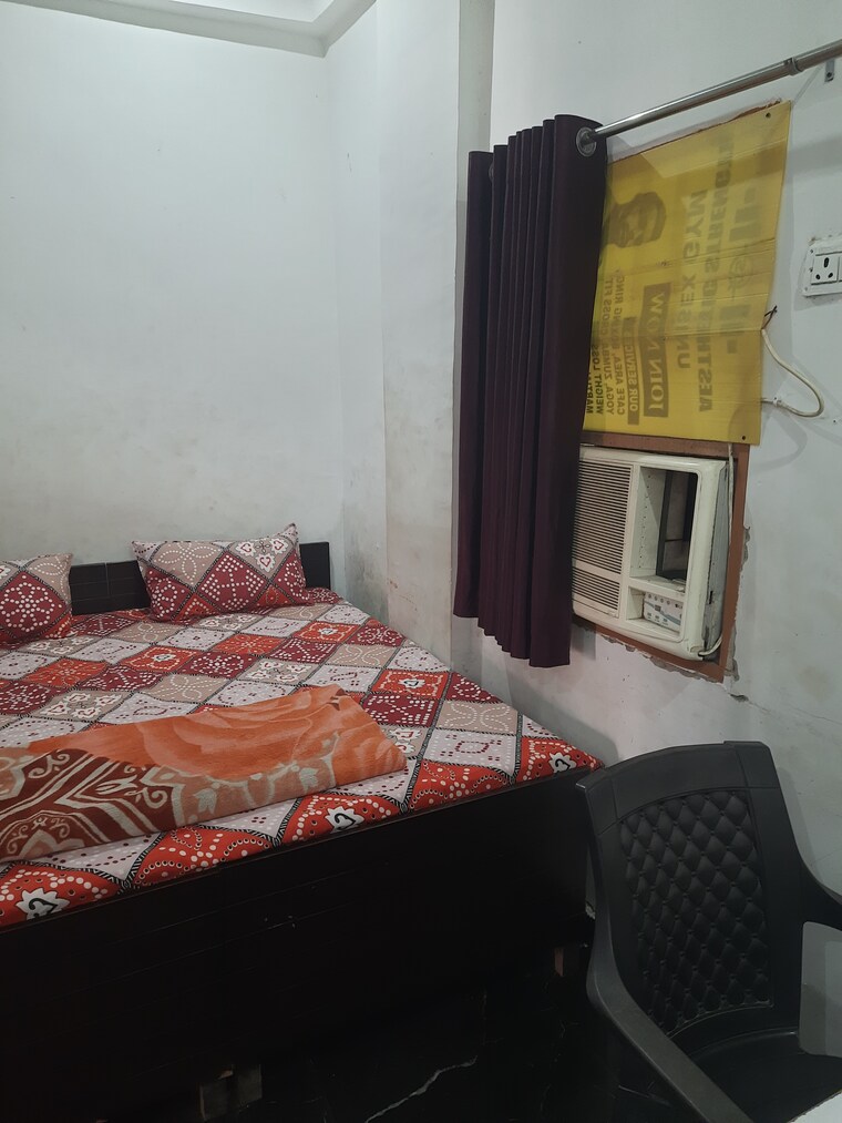 Room, sector 63a Pg For Boys & Girls In Sector 63a 9607247