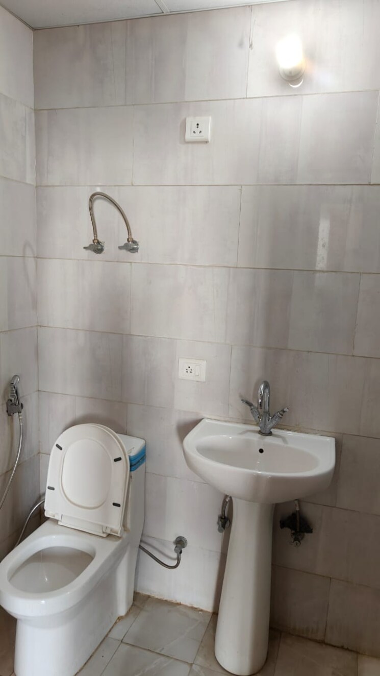 Bathroom, ansal-royal-heritage 2 Bedroom 859 Sq.Ft. Apartment In Sector 70 Faridabad 9607338