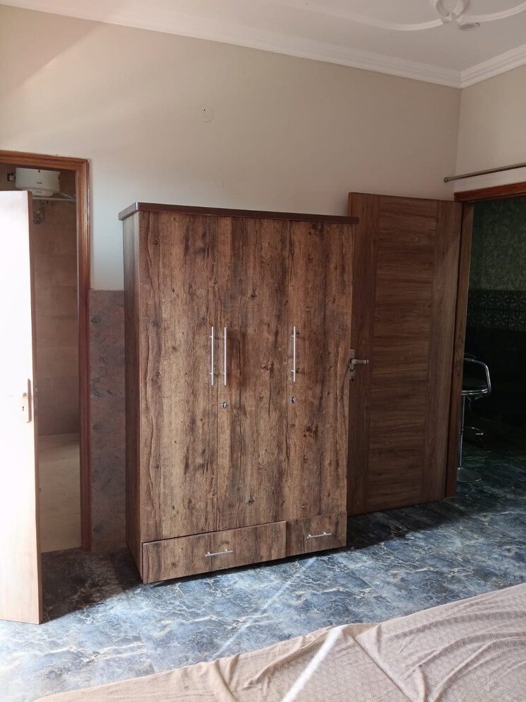 Room, sector 78 2.5 Bedroom 200 Sq.Yd. Independent House In Sector 78 Mohali 9607416