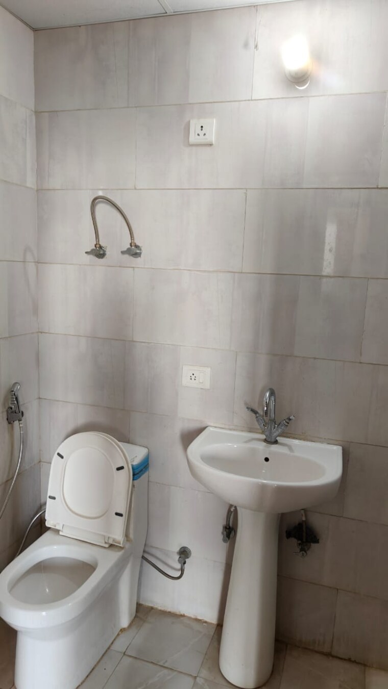Bathroom, ansal-royal-heritage 2.5 Bedroom 780 Sq.Ft. Apartment In Sector 70 Faridabad 9607496