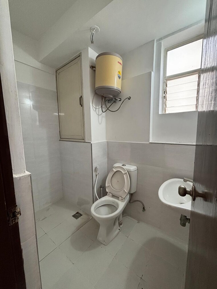 Bathroom, dlf-woodland-heights-my-town 3 Bedroom 1221 Sq.Ft. Apartment In Jigani Bangalore 9607437