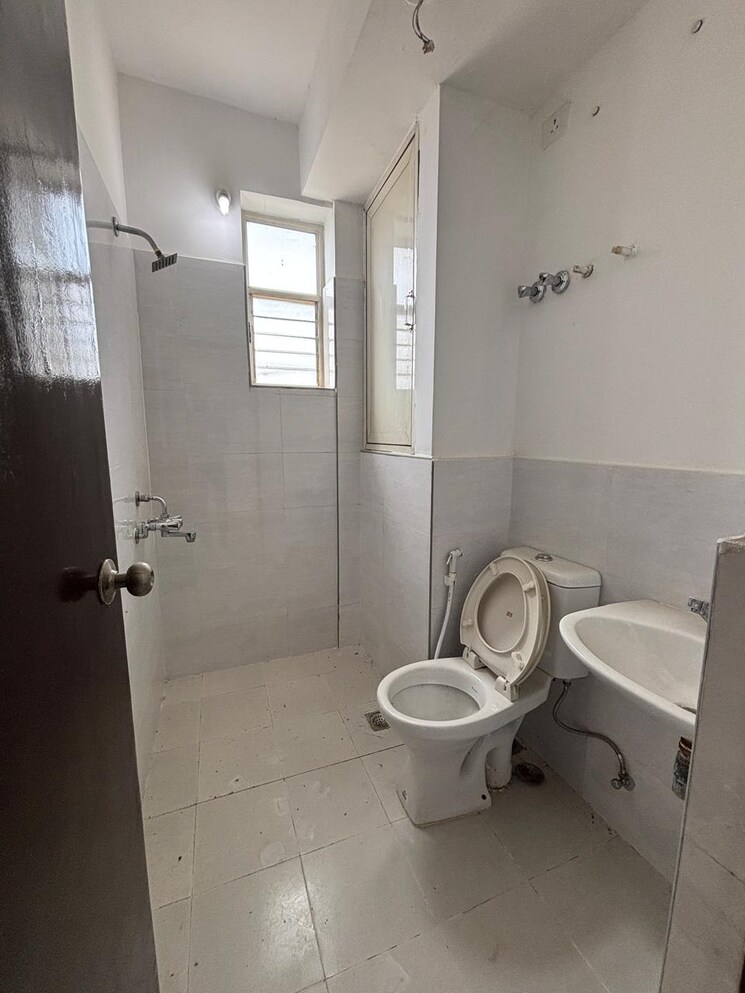 Bathroom, dlf-woodland-heights-my-town 3 Bedroom 1221 Sq.Ft. Apartment In Jigani Bangalore 9607437