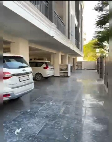 Parking in 3 BHK Builder Floor at Sector 85 – for Rent