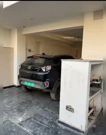 Parking in 3 BHK Builder Floor at Sector 85 – for Rent