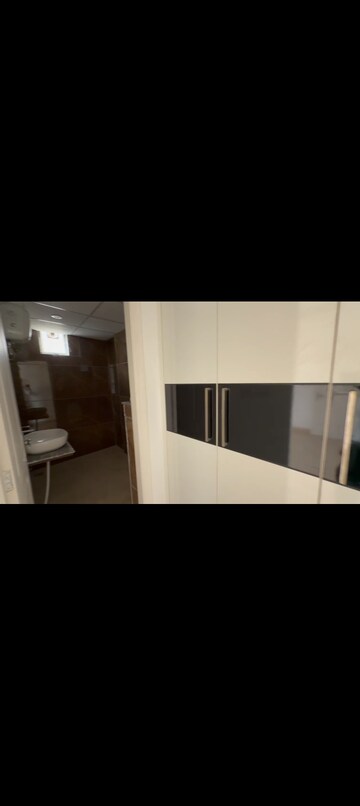 Room in 3 BHK Apartment at Roseate Homes, Ghazipur – for Rent