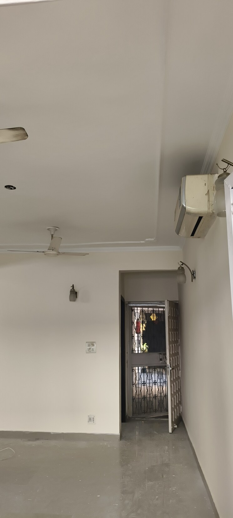 Room, ip extension 3 Bedroom 1500 Sq.Ft. Apartment In Ip Extension Delhi 9607765