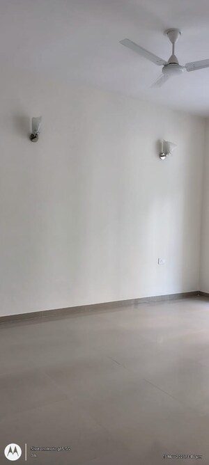 Room in 3.5 BHK Apartment at Omaxe Waterscapes, Gomti Nagar – for Rent