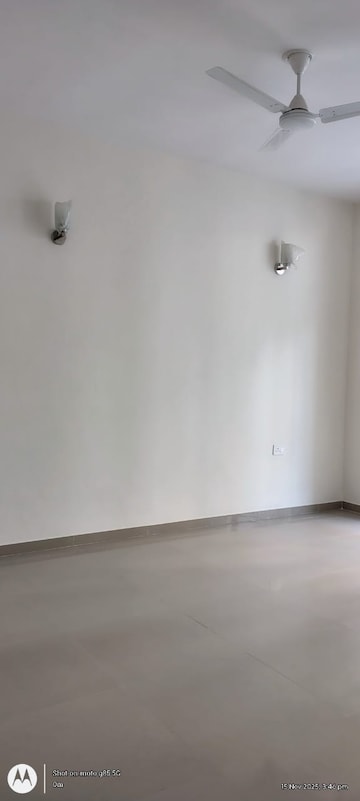 Room in 3.5 BHK Apartment at Omaxe Waterscapes, Gomti Nagar – for Rent