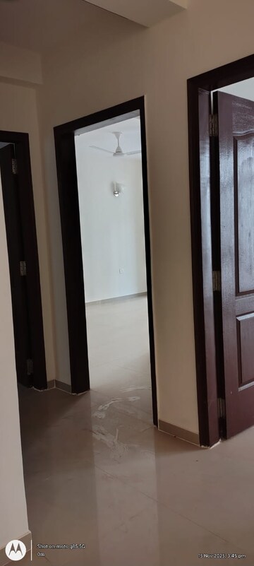 Room in 3.5 BHK Apartment at Omaxe Waterscapes, Gomti Nagar – for Rent