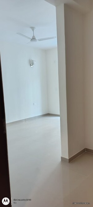 Room in 3.5 BHK Apartment at Omaxe Waterscapes, Gomti Nagar – for Rent