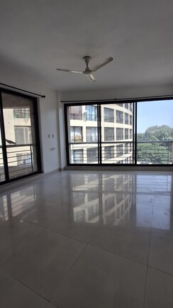 2 BHK Apartment For Sale in Tain Square