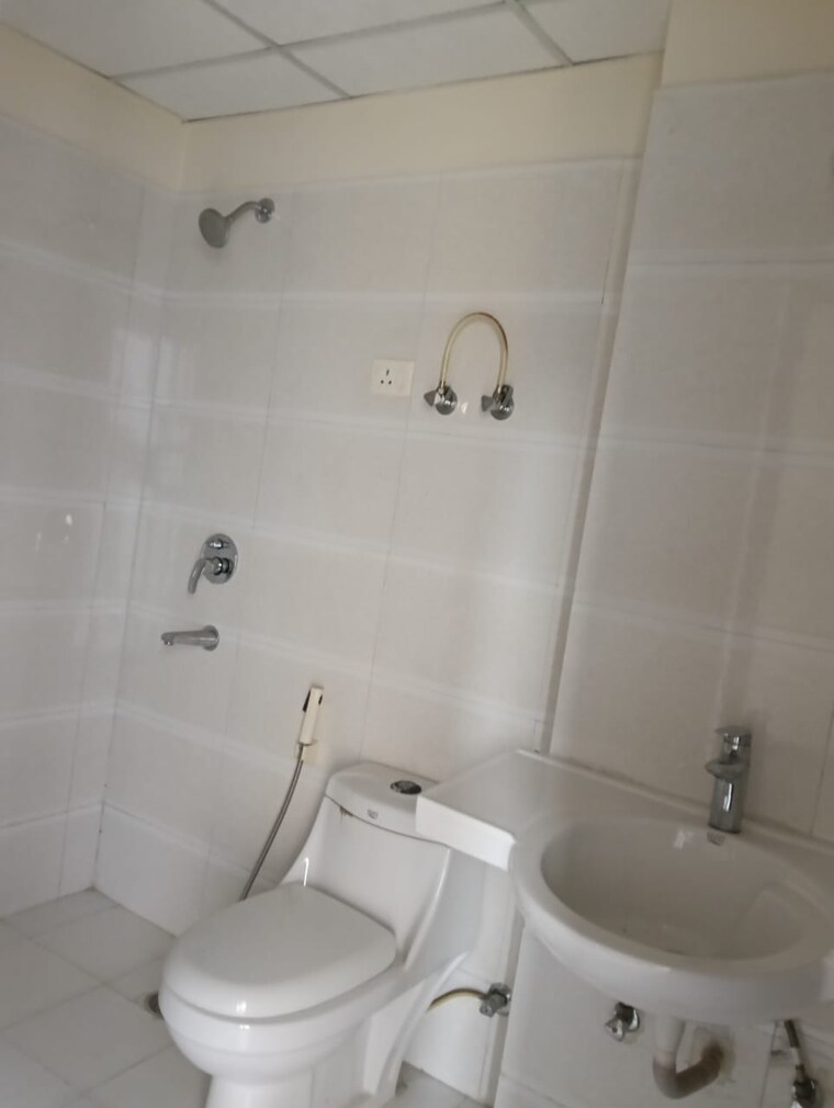 Bathroom, uninav-utopia 3 Bedroom 2650 Sq.Ft. Apartment In Morti Ghaziabad 9608037
