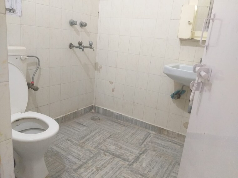 Bathroom, sector 2 dwarka 3 Bedroom 1500 Sq.Ft. Apartment In Sector 2 Dwarka Delhi 9605119
